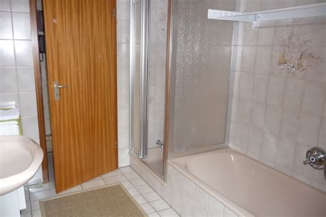 Ein badezimmer und ein separates wc komplettieren drei attraktive zimmer zu einem modern. Unterkunft Heidjer (Wohnung) in Tostedt - gloveler