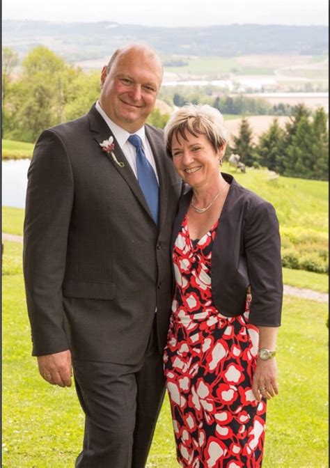 Bei der hochzeit im garten kann mit wenig aufwand eine bezaubernde atmosphäre geschaffen werden. Pin von Claudia Constantino auf Hochzeit im Garten der ...