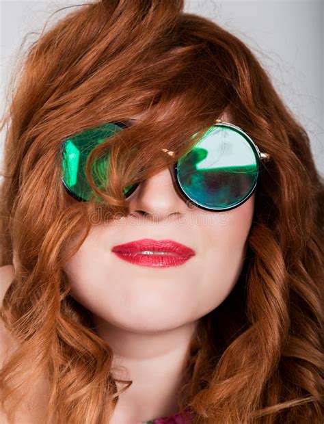 Pour le bien qu'il fait, on dirait que ce n'est pas la première fois qu'il baise. Jeune Femme Rousse élégante Avec Les Cheveux Bouclés Et ...