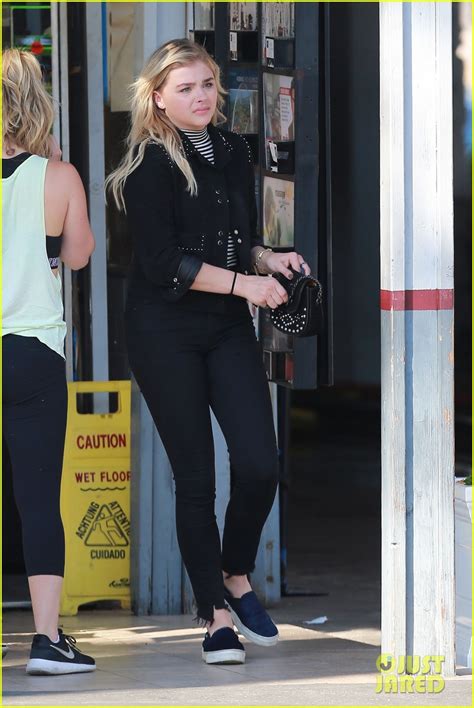 Show off your favorite chloe moretz photos to the world! Chloe Moretz Makes Stylish Stop at Car Wash | Photo 979645 ...