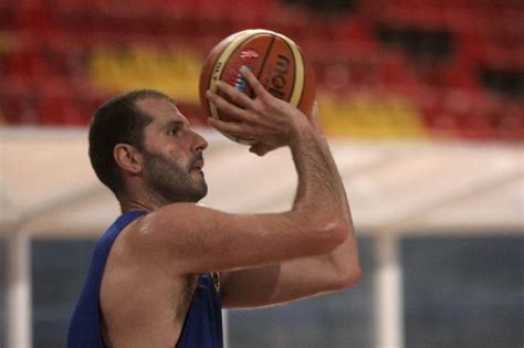 Το ραδιόφωνο που μιλάει στην ψυχή μας!. Συγκινητικό "αντίο"! Κρεμάει... τη φανέλα ο Μιχάλης ...