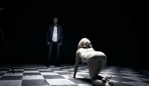 Emekli bir porno yıldızı olan milos, sonlarını buluşturmaya çalışan normal bir aile hayatına öncülük ediyor. TrustMovies: Srdjan Spasojevic's A SERBIAN FILM hits DVD ...