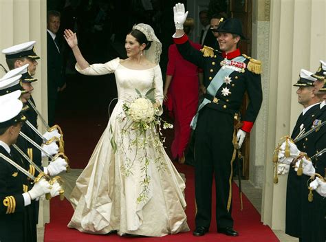 Aus dem haus oldenburg und prinzessin ingrid von schweden. Das Brautkleid von Mary zu Dänemark | Victoria, Kate ...