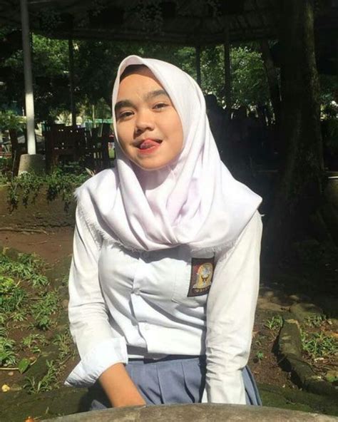 Namanya asmiati umurnya dua puluh sembilan. Cewek Hijab manis Pakai Baju Serama SMA Ketat di 2020 ...