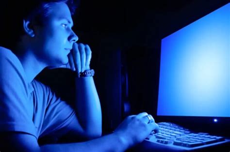 The amount of time you spend staring at a computer screen can affect your eyes and worsen dry eye symptoms. How Does It Hurt Your Eyes to Look at the Computer Screen ...