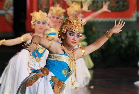 Pendet dance is a traditional dance from bali, indonesia, in which floral offerings are made to purify the temple or theater as a prelude to ceremonies or other dances. Tari Pendet - Sejarah, Fungsi, Gerakan, Kostum, Keunikan ...