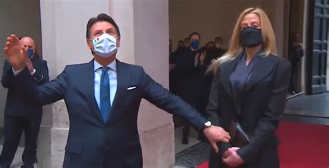 È polemica contro la fidanzata di conte attenzione alla nuova truffa scarica whatsapp rosa Giuseppe Conte con Olivia Paladino che non vuole dargli la ...
