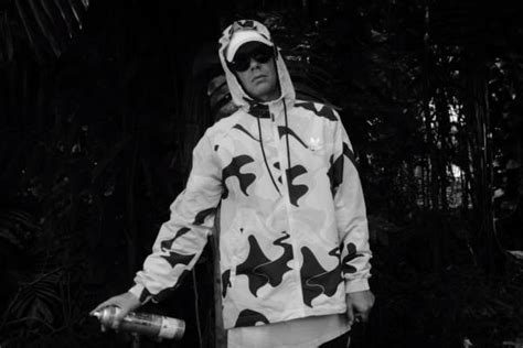 Trettmann präsentiert mit ‚billie holiday' ein weiteres video aus seinem aktuellen album „diy. Trettmann Adidas Jacke - Diese Klamotten trägt der Rapper