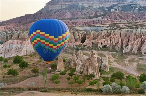 Het beeld is vrij van auteursrechten vrijgegeven onder creative commons cc0. Ochtendvlucht Van De Hete Luchtballon Boven Berg, Turkije ...