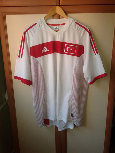 Milli takım'ın giydiği ilk formadan esinlenilen tasarım modern dokunuşlarla geleceğe de göz kırpıyor. Adidas 2002 Dünya Kupası - Türkiye Milli Takım Forması