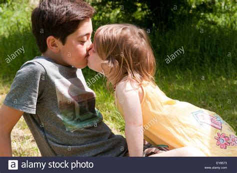 Animated gifs and videos of girls kissing. Niña besando a un chico Fotografía de stock - Alamy