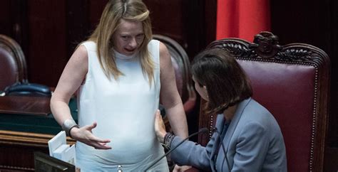 Reduce dallo scontro su la7 con monica guerritore a proposito di immigrati e politiche dell'accoglienza, oggi giorgia meloni torna sul tema pubblicando un. Giorgia Meloni porta il pancione alla Camera e persino la ...
