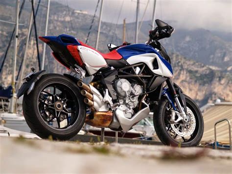 The mv agusta rivale 800's frame is made of als tubing and aluminum alloy plates while the swingarm is pretty long compared to the compact. Racing Cafè: MV Agusta Rivale 800 America by Alkadesign