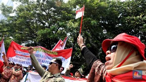 Dengan perincian gaji pokok sebesar xx juta rupiah dan tunjangan transport sebesar xx juta rupiah. Honorer Dapat Gaji Pokok Lebih Tinggi dari PNS, Kok Bisa?