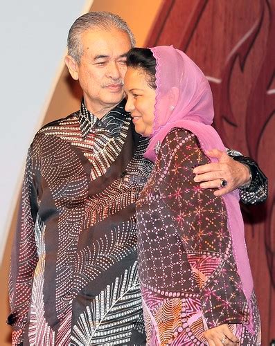 Hans digt i seek eternal peace blev oversat til. Abdullah Badawi and Jeanne Abdullah | Photo by: MOHD ...