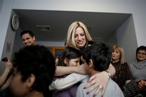 Στην πυρόπληκτη γορτυνία η φώφη γεννηματά. Φώφη Γεννηματά: Το 2020 κανένα παιδί χωρίς μια ζεστή αγκαλιά
