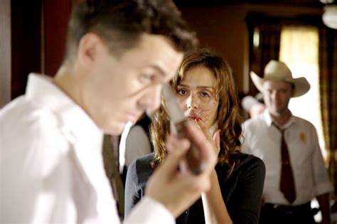 Lou ford (casey affleck) é uma autoridade policial de uma pequena cidade do texas nos anos 50. The Killer Inside Me Movie Still - Casey Affleck stars as ...