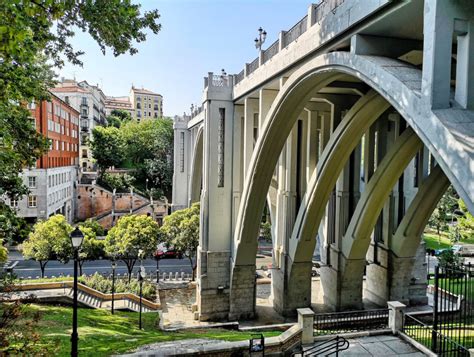 La casa agency vende vivienda de 62m². El viaducto de la Calle Segovia y su entorno. Una de las ...