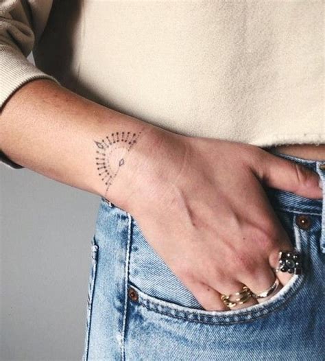 Tasarımlar olduğu gibi daha küçük boyutlarda olan harika tasarımlara sahip bilek dövmeler de var. 80+ Unique ➿ Wrist Tattoos Forearm Tattoos for Women with ...