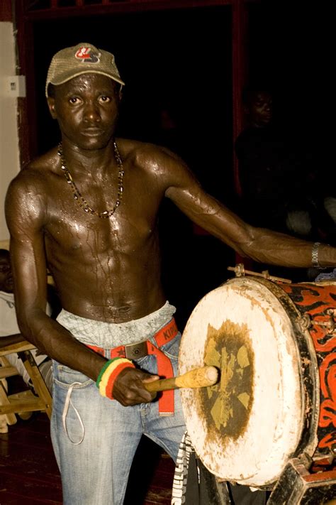 Als er ergens in suriname goud of bauxiet wordt gevonden, dan gaat de. Suriname. Maroon musician. | Cultuur, Muziek, Kunst