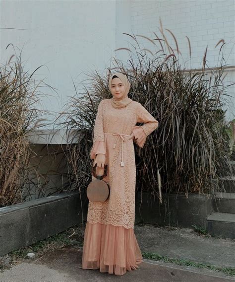 Akan tetapi, sangat berbeda dengan model gamis dari nagita slavina sebagai artis cantik yang justru memilih material bahan dari kain brokat untuk esain. 10 Gaya Kebaya Brokat Hijab Paling Memesona 2019