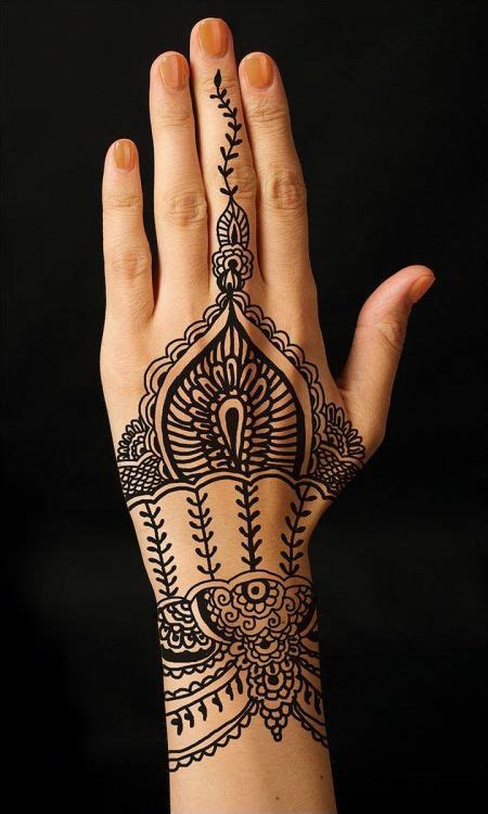 Seperti dikutip dari the cultureist, saat ini praktik henna banyak dilakukan di. Gambar Henna Tangan Yang Cantik Dan cara Membuatnya