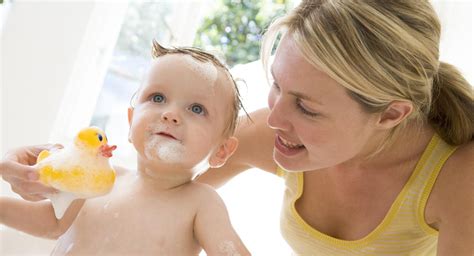 Bathing your baby is an experience many parents treasure. Como lavar o cabelo de uma criança pequena sem briga ...