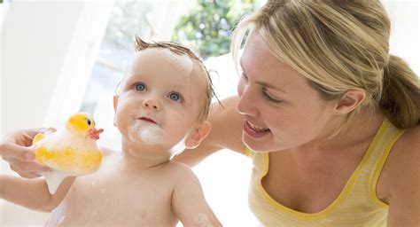 A hot water bath can scald a baby's soft and sensitive skin and also cause dryness, which is why before you bathe your baby, you should check the water temperature. Como lavar o cabelo de uma criança pequena sem briga ...