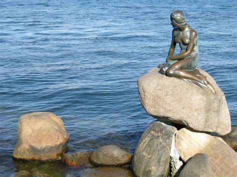 Die kleine meerjungfrau (dänisch den lille havfrue) ist die bezeichnung einer bronzefigur an der uferpromenade langelinie in kopenhagen. Duden | Seejungfrau | Rechtschreibung, Bedeutung ...