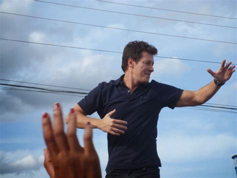 Veja mais ideias sobre rodrigo faro, cantora paula fernandes, vai dar namoro. Rodrigo Faro, da Record, visita jovem tetraplégica no ...