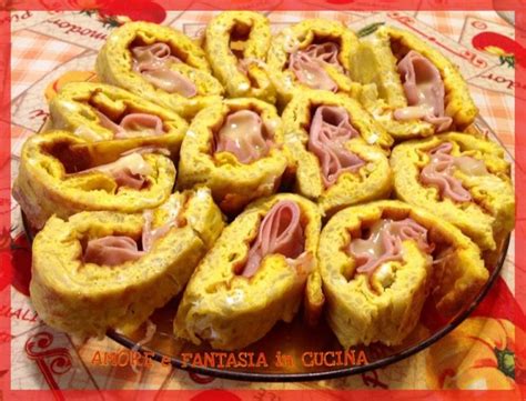 Versate le uova nella teglia e mettete nel forno caldo a 180 c per 15 minuti circa, fino a quando le uova non saranno cotte. ROTOLO DI FRITTATA AL FORNO | AMORE e FANTASIA in CUCINA