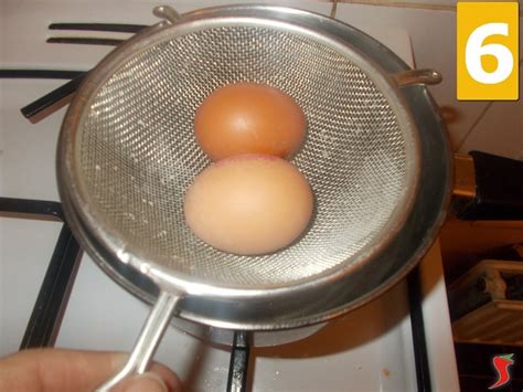 Dopo la cottura, le uova sode vanno raffreddate rapidamente sotto acqua fredda corrente o in acqua e ghiaccio. uova coque - uova e frittate - Uova alla coque ricetta