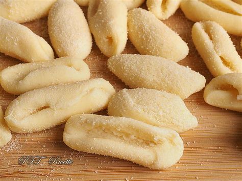 Cavatelli is a type of italian shaped pasta formed into a miniature shell typically served with thick sauces. Cavatelli lisci fatti in casa - PTT Ricette