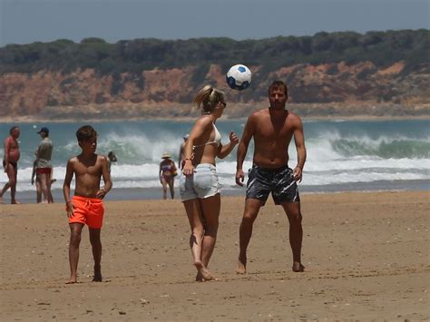 Find beach rentals now at getsearchinfo.com! Sportlich: Rafael van der Vaart & Estavana kicken am ...