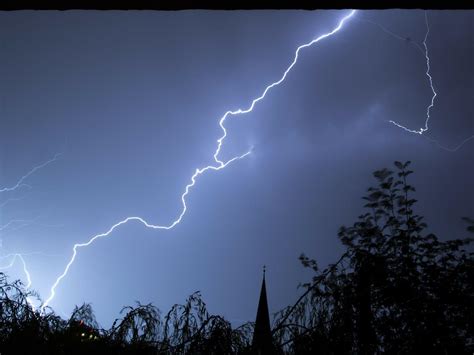 Warnkarte für die kommenden 3 tage. Unwetter in Wien brachte Sturmböen, enorme Regenmengen und ...