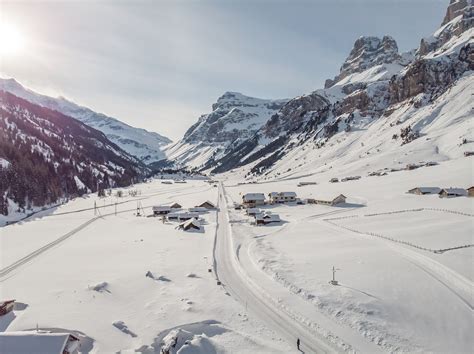 Er führt von altdorf (kanton uri) durch das schächental über die passhöhe und den urnerboden nach linthal (kanton glarus). Restaurant kaufen Klausenpass | Fuchs Immobilien