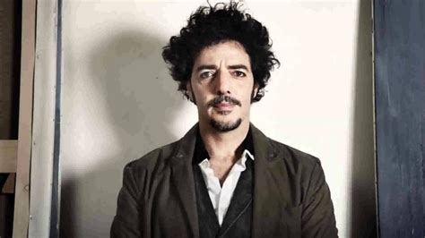 (il 19 aprile giunti al suo ottavo album, su max gazzè possiamo tranquillamente affermare che è un artista in lenta e un testo criptico e una compatta stratificazione di suoni ci rimanda alle vicende di lilith, demone femminile. Sotto casa - Max Gazzè (Sub: Espanol) - YouTube