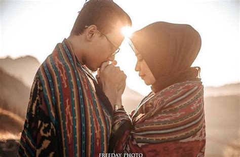Wedding traditions and customs vary greatly between cultures, ethnic groups, religions, countries, and social classes. 20 Foto Prewedding Hijab Romantis - PortalKuningan.Com