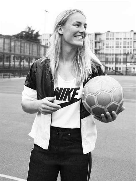 Logo print trainingspak, zwart trainingspak, heren trainingspak, dames trainingspak, unisex trainingspak. Ajax als eerste voetbalclub in Nederland CAO voor vrouwen