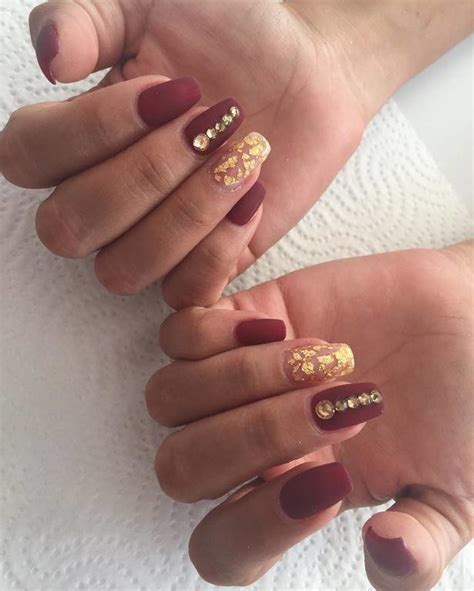 Esta primavera, las uñas son todo menos sencillas. Uñas color vino 2020 - Tendenzias.com