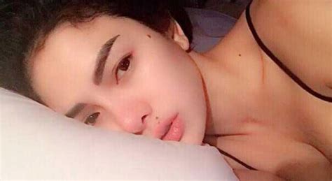 Cerita ini menceritakan sisi gelap dari seorang anak manusia, seorang wanita sholeh berjilbab yang dalam kesehariannya tampak bahagia hidupnya. Mertua Gak Pakai Celana Dalam