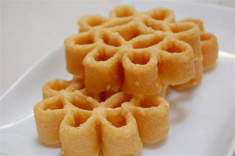 Memang menggamit kenangan kuih yang berbentuk bunga ros ini. NAK TAHU? WALAUPUN BANYAK KUIH RAYA MODEN, TAPI KUIH NI ...