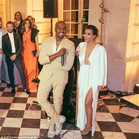 Beste kim kardashian hochzeitskleid von kim kardashian sie zeigt ihr brautkleid & heiße hochzeits. Kim Kardashian posts throwback photos to fairytale wedding ...