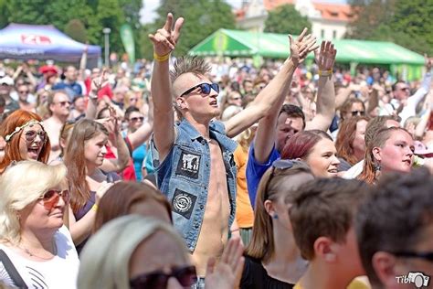 Ondřej ládek, monika ládková, alice ládková, mikuláš ládek, veronika andělová, kateřina cidlinská. Mezi ploty slaví 25 let. Do Bohnic přijedou Tomáš Klus ...