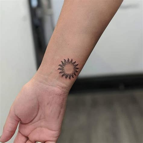 Feb 01, 2021 · an easy way to impress your family and friends with your ink is to choose a realistic sunflower tattoo. Top 67+ Best Simple Sun Tattoo Ideas - [2021 Inspiration ...