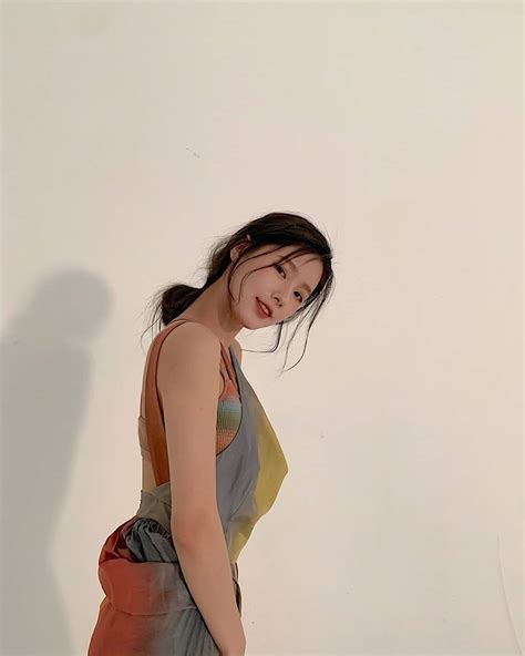Miyeon can play violin and piano. (G)I-DLE official instagram update with Miyeon @official_g ...