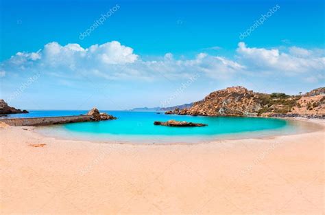 Cartagena ist fast vollständig vom karibischen meer umgeben, was die stadt attraktiv für. Cartagena stranden cala cortina i murcia Spanien ...