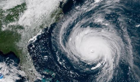 Il prévoit qu une tornade va s abattre sur. NOAA's New Global Model: How Does It Handle Tropical ...