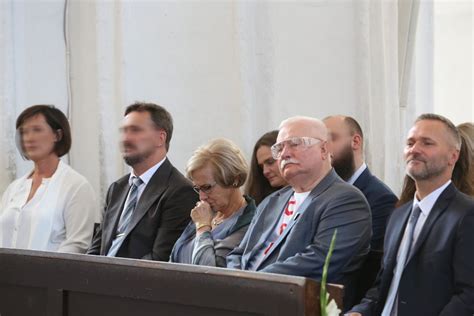 Lech wałęsa urodził się 29 września 1943 roku w popowie, ziemi dobrzyńskiej w rodzinie drobnego rolnika. Lech Wałęsa został dziadkiem! Wielka radość w rodzinie ...