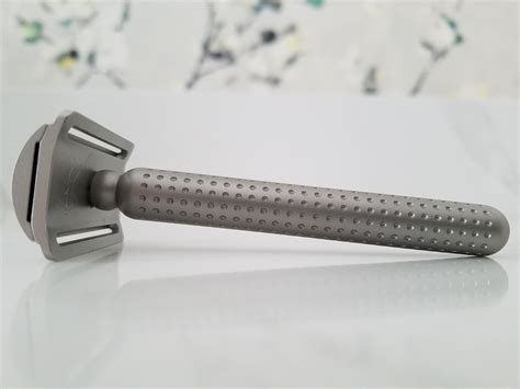 Although it is a closed comb safety razor, it is more aggressive than the original masamune. TATARA RAZOR